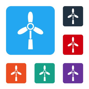 Beyaz arka planda beyaz rüzgar türbini simgesi izole edildi. Rüzgar jeneratörü işareti. Elektrik üretimi için yel değirmeni. Renkli kare düğmelerle simgeleri ayarla. Vektör İllüstrasyonu