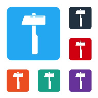 Beyaz çekiç simgesi beyaz arkaplanda izole edildi. Tamir için bir araç. Renkli kare düğmelerle simgeleri ayarla. Vektör İllüstrasyonu