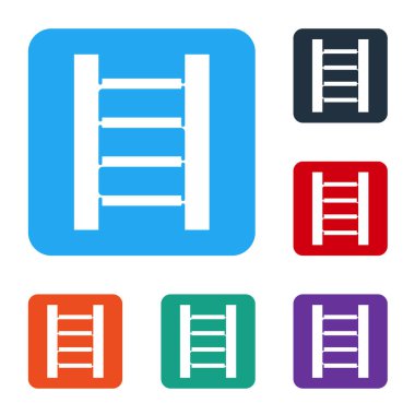 Beyaz tahta merdiven ikonu beyaz arka planda izole edilmiş. Renkli kare düğmelerle simgeleri ayarla. Vektör İllüstrasyonu