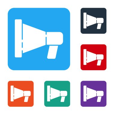 Beyaz arka planda izole edilmiş beyaz megafon simgesi. Sözcü işareti. Renkli kare düğmelerle simgeleri ayarla. Vektör İllüstrasyonu