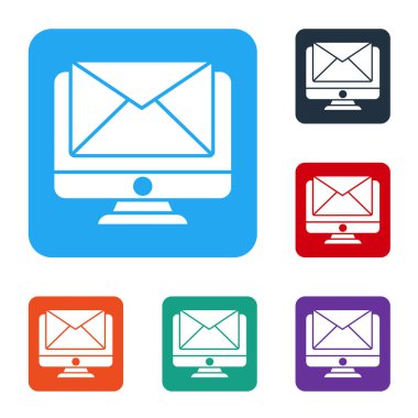 Beyaz monitör ve zarf, yeni mesaj, beyaz arkaplanda izole edilmiş posta simgesi. E-posta bültenleri, başlıklar, blog yazıları için kullanım. Renkli kare düğmelerle simgeleri ayarla. Vektör İllüstrasyonu