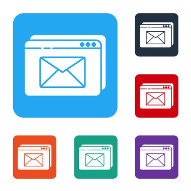 Beyaz web sitesi ve zarf, yeni mesaj, beyaz arkaplanda izole edilmiş posta simgesi. E-posta bültenleri, başlıklar, blog yazıları için kullanım. Renkli kare düğmelerle simgeleri ayarla. Vektör İllüstrasyonu