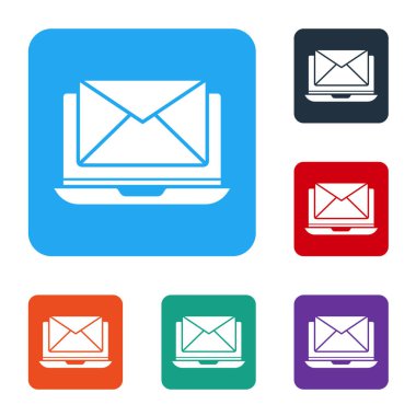Beyaz arkaplanda izole edilmiş beyaz dizüstü bilgisayar ve açık e- posta ekran simgesi. E-posta pazarlama, internet reklamcılığı kavramları. Renkli kare düğmelerle simgeleri ayarla. Vektör İllüstrasyonu