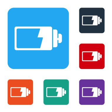 Beyaz Batarya şarj seviyesi gösterge simgesi beyaz arkaplanda izole edildi. Renkli kare düğmelerle simgeleri ayarla. Vektör İllüstrasyonu
