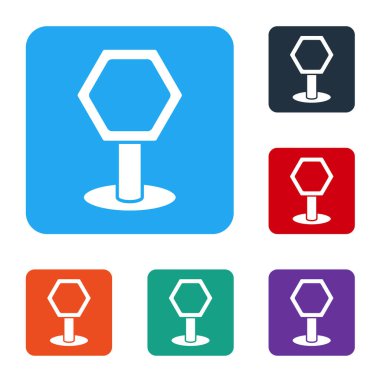 Beyaz Yol trafik tabelası. Beyaz arkaplanda sinyal simgesi izole edildi. İşaretçi sembolü. İzole sokak bilgi levhası. Yön tabelası. Renkli kare düğmelerle simgeleri ayarla. Vektör İllüstrasyonu