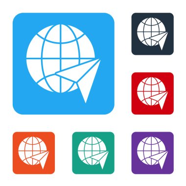 Uçan uçak ikonuna sahip Beyaz Küre beyaz arka planda izole edildi. Uçak Dünya 'nın etrafında uçuyor. Uçak dünyası ikonu. Renkli kare düğmelerle simgeleri ayarla. Vektör İllüstrasyonu