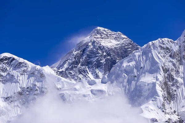 Geschlossener Blick auf Everest von Gorak-Schafen. auf dem Weg zum ewigsten Basislager. — Stockfoto