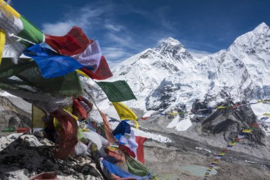 Everest güzel manzara ve Lhotse pik renkli Nepal dili ile ön plan Kala Patarr görünümü noktadan olarak bayrak ekleyin. Öldüremediğimiz Shep. Everest ana kampı sırasında giden yol.