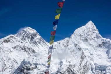 Everest güzel manzara ve Lhotse pik renkli Nepal dili ile Kala Patarr görünümü noktasından bayrak. Öldüremediğimiz Shep. Everest ana kampı sırasında giden yol.