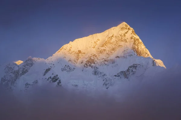 Última luz dorada antes del atardecer en la montaña Lhotse-Everest. Durante el camino al campamento base del Everest . — Foto de Stock