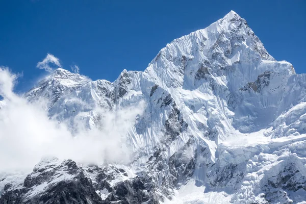 Vista cerrada del Everest y el pico Lhotse desde Gorak Shep. Durante el camino al campamento base del Everest . — Foto de Stock