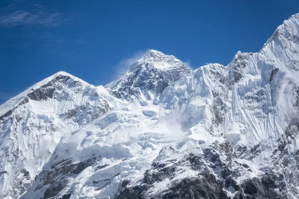 Vista cerrada del Everest desde Gorak Shep. Durante el camino al campamento base del Everest . — Foto de Stock