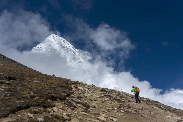 Excursionista no identificado caminando hasta la zona de las montañas, durante el camino a las montañas Pumori. Himalaya , — Foto de Stock