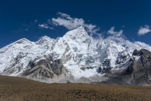 Piękny krajobraz z Everest i Lhotse szczyt z Gorak Shep. Podczas drogi do Everest base camp. — Zdjęcie stockowe