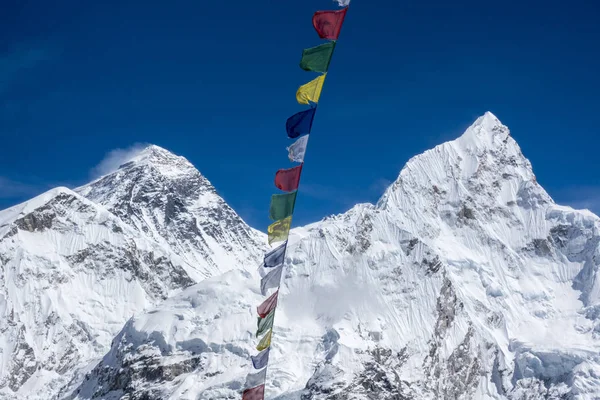 Όμορφο τοπίο του Everest και Lhotse κορυφή με πολύχρωμα Νεπαλέζικα σημαία από άποψη Pattar καλα. Gorak Shep. Κατά τη διάρκεια ο τρόπος για την κατασκήνωση βάσης του Έβερεστ. — Φωτογραφία Αρχείου