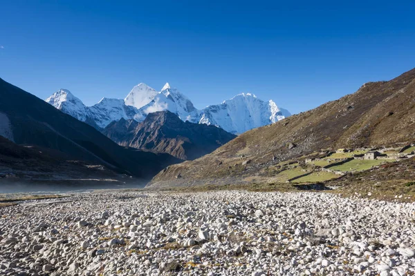 Hermoso paisaje de Pheriche Village (4240 m). Ruta del campamento base Lukla-Everest . — Foto de Stock
