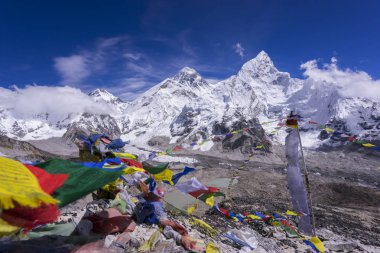 Everest güzel manzara ve Lhotse pik renkli Nepal dili ile ön plan Kala Patarr görünümü noktadan olarak bayrak ekleyin. Öldüremediğimiz Shep. Everest ana kampı sırasında giden yol.