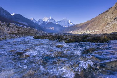 Güzel manzara Pheriche Köyü (4240 m). Lukla-Everest ana kampı rotanın.