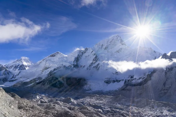 Hermoso paisaje del Everest y pico Lhotse de Gorak Shep. Durante el camino al campamento base del Everest . — Foto de Stock