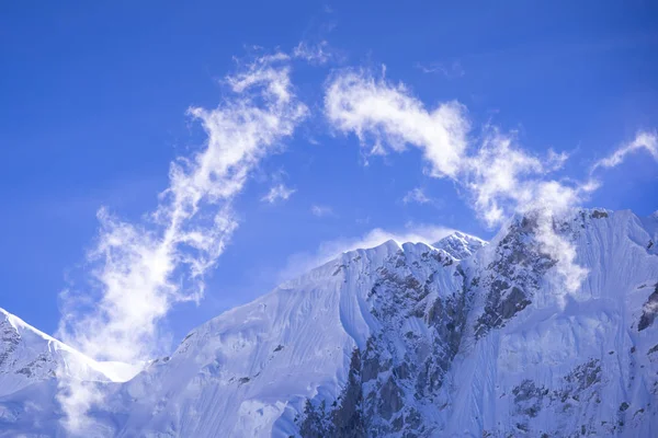 Vista cerrada del Everest pico con nubes de Gorak Shep. Durante el camino al campamento base del Everest . — Foto de Stock