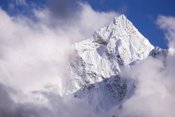 Montaña Kangtega con nubes. Durante el camino a Pheriche Village (4240 m). Ruta del campamento base Lukla-Everest . — Foto de Stock