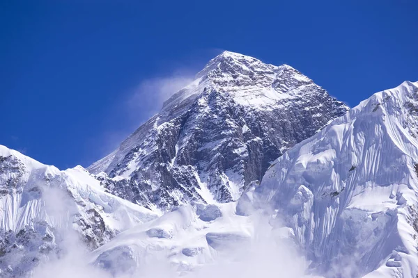 Vista cerrada del Everest pico de Gorak Shep. Durante el camino al campamento base del Everest . — Foto de Stock