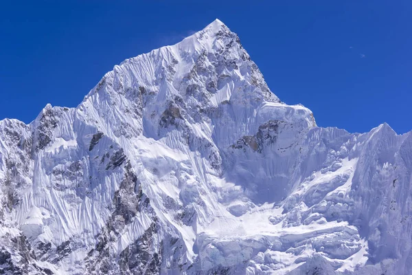 Vista cerrada del pico Lhotse desde Gorak Shep. Durante el camino al campamento base del Everest . — Foto de Stock