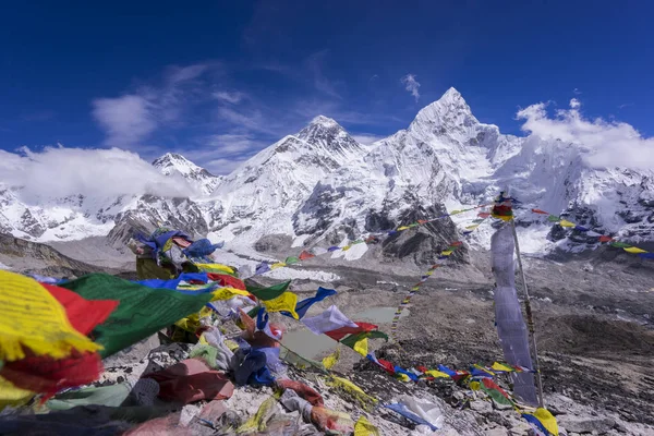 Hermoso paisaje del Everest y pico Lhotse con colorida bandera nepalí como primer plano desde el punto de vista de Kala Pattar. Gorak Shep. Durante el camino al campamento base del Everest . — Foto de Stock