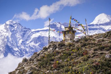 Budist stupa dağlar üstüne Ebc giderken.
