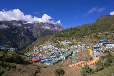 Güneşli bir günde, Khumbu bölgesine, Nepal Namche Bazar üzerinde göster.