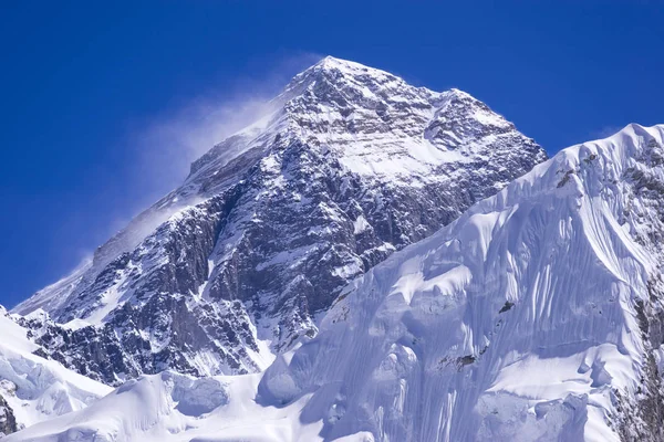 Vista fechada do Everest pico de Gorak Shep. Durante o caminho para o acampamento base do Everest . — Fotografia de Stock