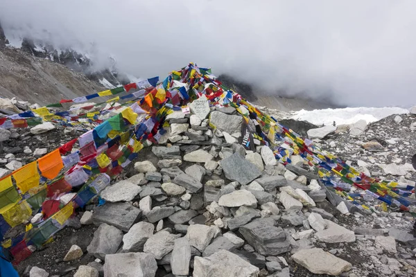 Vista desde el campamento base del Everest con filas de banderas de oración budistas . — Foto de Stock