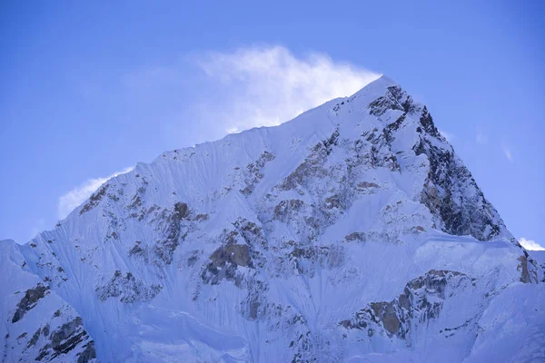 Vista cerrada del pico Lhotse con nieve soplando en la parte superior de Gorak Shep. Durante el camino al campamento base del Everest . — Foto de Stock