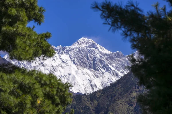 Vista cerrada del Everest desde la zona de Namche. Durante el camino al campamento base del Everest . — Foto de Stock