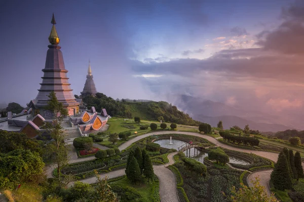 Dois pagodes Noppamethanedol & Noppapol Phumsiri em uma montanha Inthanon — Fotografia de Stock