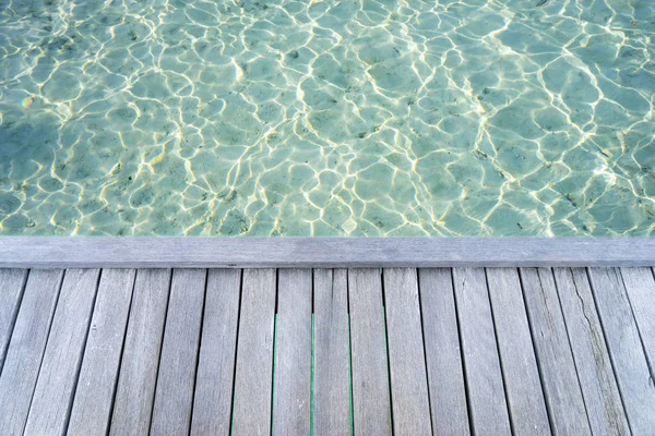 Tropical seascape with wooden platform on the turquoise ocean. — Stock Photo, Image