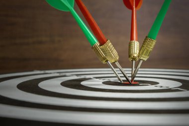 Dart, yeşil ve kırmızı, dart tahtasının ortasına işlenmiş, iş konsepti, takım çalışması ve hedef aynı hedefe ulaşıyor..