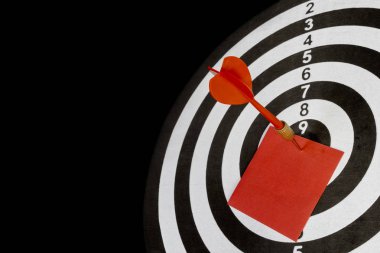 Dart tahtasının ortasına çelik uçlu dart kağıdı, iş konsepti.