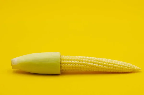 Bebé Maíz Sobre Fondo Amarillo — Foto de Stock