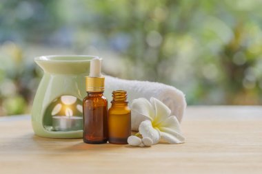 Aroma lambalı ve yanan mumlu esaslı yağlı şişeler, aroma terapisi..