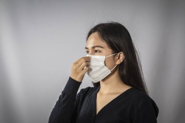 Yüz maskesi takan bir kadın, korona virüsünün ya da Covid19 'un yayılmasını engeller..