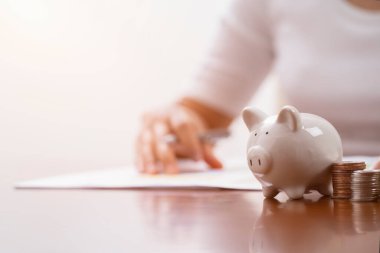 Beyaz domuz kumbarası ve tasarruf için bozukluklar. konsept finans hesabı için para biriktirme