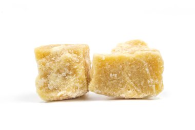 Beyaz arkaplanda hindistan cevizi şekeri küpleri.