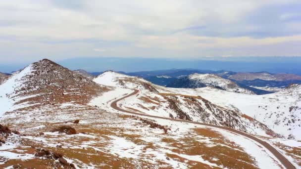 Vista Desde Cima Las Montañas Rocosas Caminos Paisaje Invierno Por — Vídeo de stock