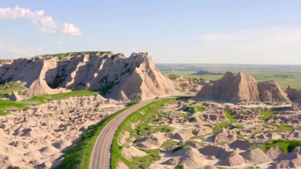 Drone Aéreo Carro Dirigindo Através Badlands Canyons Parque Nacional — Vídeo de Stock