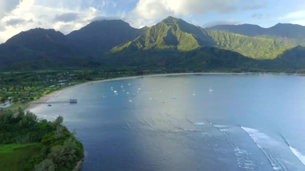 Εναέρια Drone Πάνω Από Hanalei Bay Βουνά Kauai Νησί Hawaii — Αρχείο Βίντεο