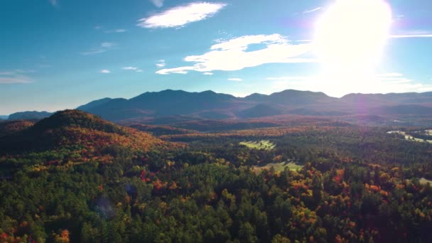 空中无人机色彩艳丽的森林山脉日落 — 图库视频影像
