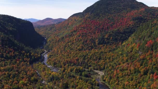 Drone Aérien Montagnes Nature Sauvage Avec Rivière Lac Placide — Video