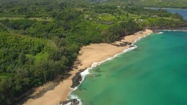 空中无人驾驶飞机秘密海滩考艾岛海岸哈瓦伊 — 图库视频影像