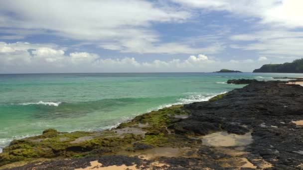 Aéreo Drone Secreto Playa Kauai Isla Costa Hawaii — Vídeos de Stock